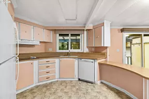 5585 Lakeview Dr, Florence, OR 97439 - Photo 4