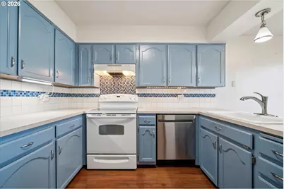 12517 NE Shaver St, Portland, OR 97230 - Photo 8