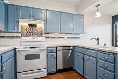 12517 NE Shaver St, Portland, OR 97230 - Photo 10