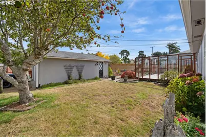 1615 Johnson St, North Bend, OR 97459 - Photo 6