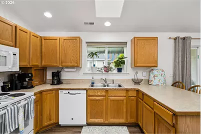 25234 Tyro Ave, Veneta, OR 97487 - Photo 6
