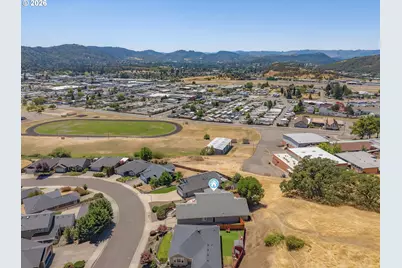 1984 NE Sunset Loop Dr, Roseburg, OR 97470 - Photo 2