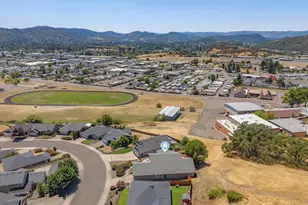 1984 NE Sunset Loop Dr, Roseburg, OR 97470 - Photo 2