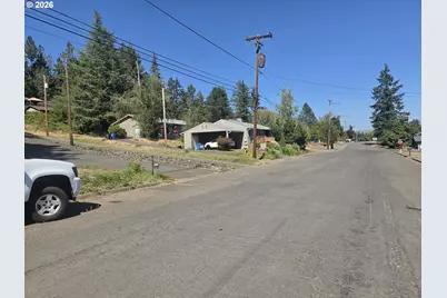 977 E Fourth Ave, Sutherlin, OR 97479 - Photo 4
