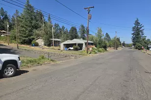 977 E Fourth Ave, Sutherlin, OR 97479 - Photo 4
