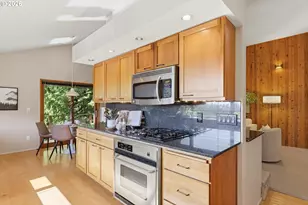 7024 SW Canyon Dr, Portland, OR 97225 - Photo 24