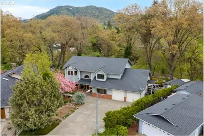 113 Walnut Dr, Rogue River, OR 97537 - Photo 2