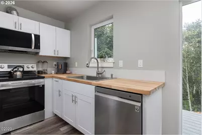 646 SE Reef Ave, Lincoln City, OR 97367 - Photo 10