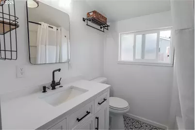 126 E Madison Ave, Cottage Grove, OR 97424 - Photo 12
