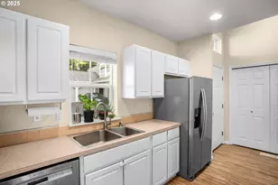 11325 SW Eucalyptus Pl, Portland, OR 97223 - Photo 8