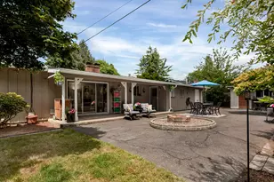 10210 SW Crestwood Ct, Beaverton, OR 97008 - Photo 2