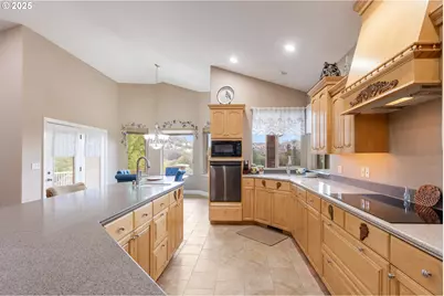 13767 N Bank Rd, Roseburg, OR 97470 - Photo 18