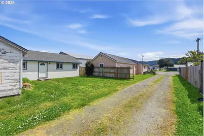 125 N 8th St, Lakeside, OR 97449 - Photo 26