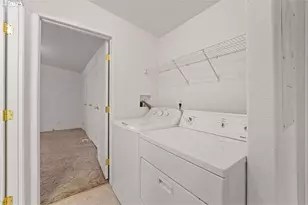 3700 Bellinger Ln, Medford, OR 97501 - Photo 6