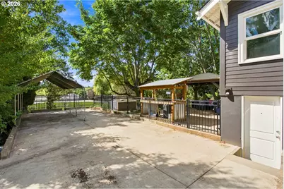 2406 SW Troy St, Portland, OR 97219 - Photo 38
