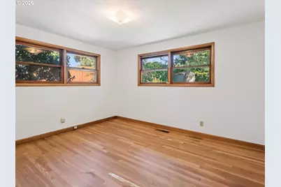 10426 SE Lincoln Ct, Portland, OR 97216 - Photo 16