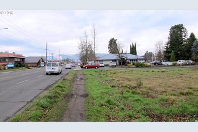 1411 E McAndrews Rd, Medford, OR 97504 - Photo 1