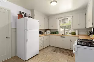 1402 SE Ct Ave, Roseburg, OR 97470 - Photo 10