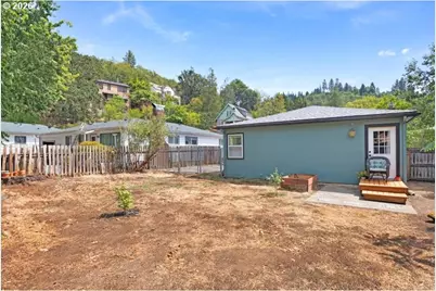 1402 SE Court Ave, Roseburg, OR 97470 - Photo 22