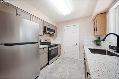 2126 SE 162nd Ave, Portland, OR 97233 - Photo 8