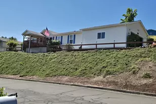 104 Angelcrest Ct, Roseburg, OR 97471 - Photo 4