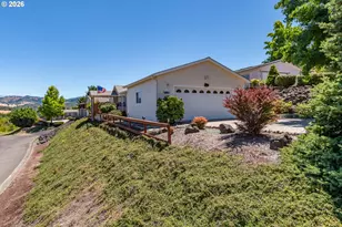 104 Angelcrest Ct, Roseburg, OR 97471 - Photo 2