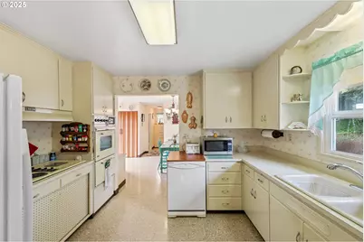 90880 Robertson Ln, Coos Bay, OR 97420 - Photo 16