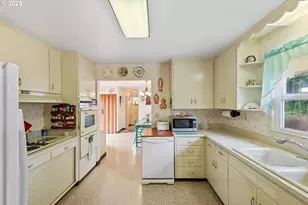 90880 Robertson Ln, Coos Bay, OR 97420 - Photo 16