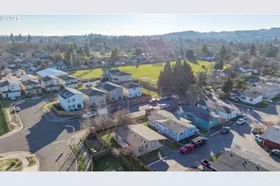 301 E Columbia Dr #8, Newberg, OR 97132 - Photo 2