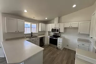 1445 Yew St, Florence, OR 97439 - Photo 10