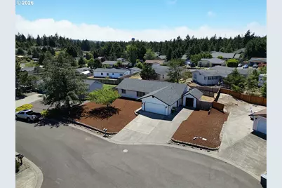 1445 Yew St, Florence, OR 97439 - Photo 32