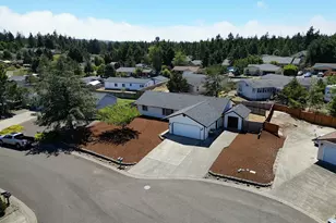 1445 Yew St, Florence, OR 97439 - Photo 32
