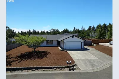 1445 Yew St, Florence, OR 97439 - Photo 2