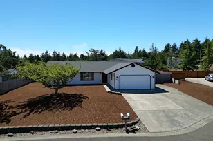 1445 Yew St, Florence, OR 97439 - Photo 2