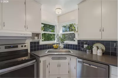 2760 Emerald St, Eugene, OR 97403 - Photo 16