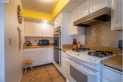 541 SE Oar Ave, Lincoln City, OR 97367 - Photo 14