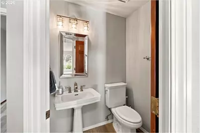 13750 SW Hiteon Dr, Beaverton, OR 97008 - Photo 8