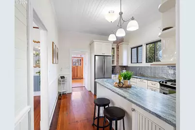 131 NE Tillamook St, Portland, OR 97212 - Photo 12