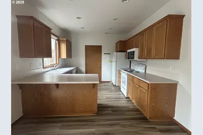 1880 Lake Cove Ave, Eugene, OR 97408 - Photo 14