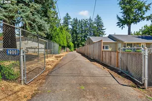 2008 SE 143rd Ave, Portland, OR 97233 - Photo 2