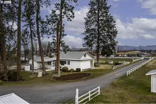 408 Oak Grove Rd, Medford, OR 97501 - Photo 6