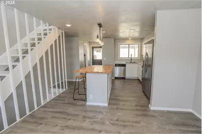 11 NW Mountain View Dr, Roseburg, OR 97471 - Photo 8