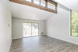 11 NW Mountain View Dr, Roseburg, OR 97471 - Photo 4