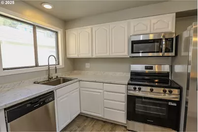 11 NW Mountain View Dr, Roseburg, OR 97471 - Photo 12