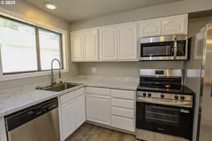 11 NW Mountain View Dr, Roseburg, OR 97471 - Photo 12