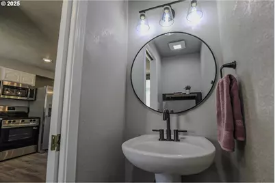 11 NW Mountain View Dr, Roseburg, OR 97471 - Photo 16