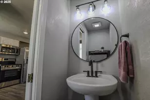 11 NW Mountain View Dr, Roseburg, OR 97471 - Photo 16