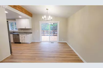 552 W D St, Springfield, OR 97477 - Photo 8