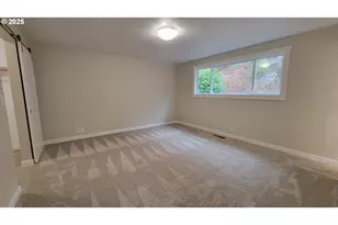 552 W D St, Springfield, OR 97477 - Photo 12