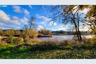 552 W D St, Springfield, OR 97477 - Photo 2